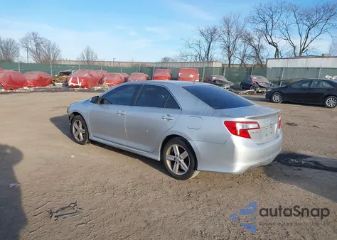 2014 Toyota Camry Se z USA, uszkodzony, nr VIN 4T1BF1FK3EU747724
